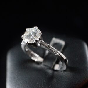 Anello solitario con diamanti laterali